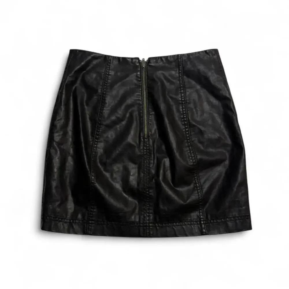 Free People Black Leather Mini Skirt Size 0 (Small) Staple Piece Mini Skirt
